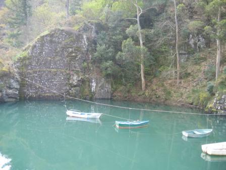 Barcas en el puente colgante